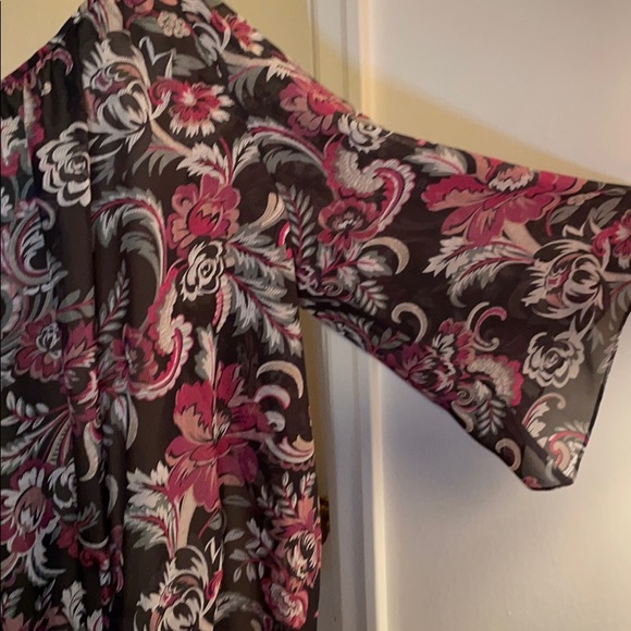 AGB Woman floral blouse - Picture 2 of 5